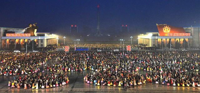 북한이 '정규군 창설' 68주년을 자축하는 청년 무도회를 열고 있다.