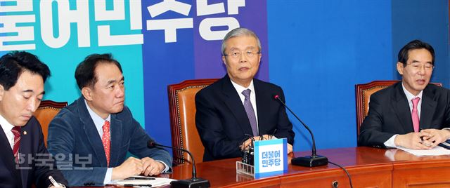 김종인(왼쪽 세 번째) 더불어민주당 비상대책위원장 겸 선거대책위원장이 10일 국회에서 열린 기자간담회에서 모두발언을 하고 있다. 배우한기자 bwh3140@hankookilbo.com