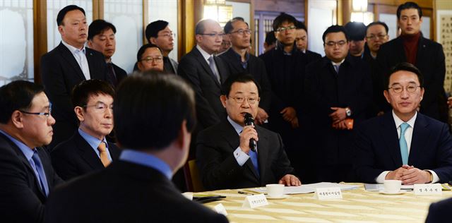 이병기(왼쪽 세 번째) 대통령 비서실장이 10일 서울 삼청동 총리공관에서 열린 고위 당정청 협의회에서 모두발언하고 있다. 연합뉴스