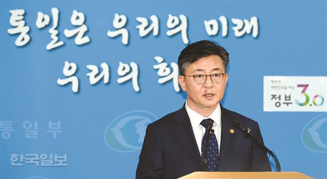 홍용표 통일부장관이 10일 오후 정부서울청사 브리핑룸에서 개성공단 가동을 전면 중단한다는 내용의 정부 성명을 발표하고 있다. 홍인기기자 hongik@hankokilbo.com