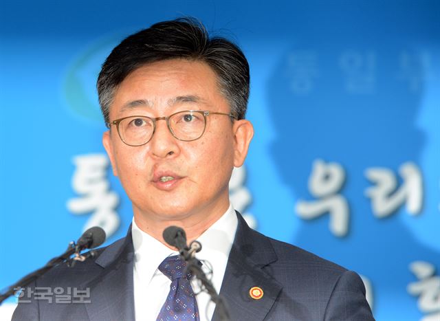 홍용표 통일부장관이 10일 오후 정부서울청사 브리핑룸에서 개성공단 가동을 전면 중단한다는 내용의 정부 성명을 발표하고 있다. 홍인기기자 hongik@hankokilbo.com