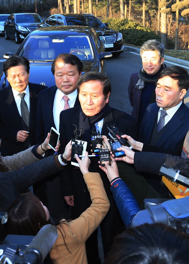 정기섭 개성공단기업협회장(가운데)이 10일 오후 서울 삼청동 남북회담 본부에서 통일부와 개성공단 입주기업 대표들과의 면담을 마친 뒤 나오며 취재진의 질문에 답하고 있다. 연합뉴스