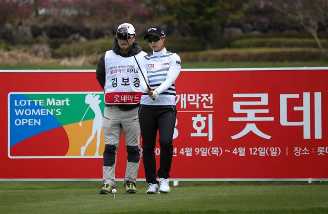 김보경(오른쪽)과 캐디백을 멘 부친 김정원씨. KLPGA 제공