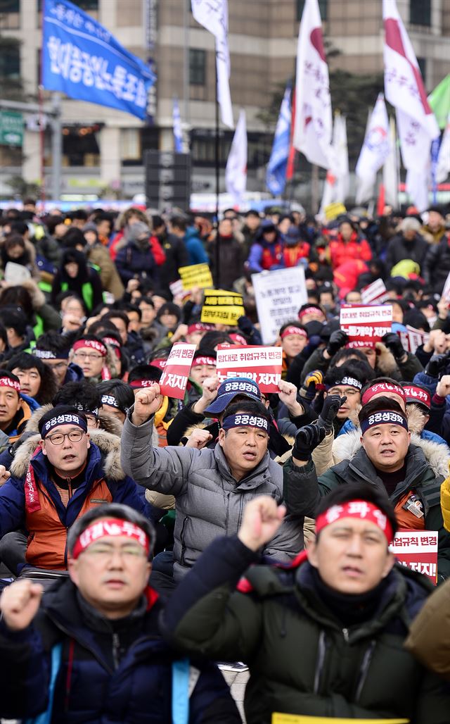 민주노총 주최로 ‘민주노총 총파업 승리 전국 노동자 대회’가 열린 지난달 30일 오후 서울시청 앞 광장에서 전국 민주노총 조합원들이 저성과자 해고를 가능하게 하고 취업규칙 불이익 변경 요건 완화하는 정부의 ‘양대 지침’ 철회를 촉구하고 있다. 뉴시스