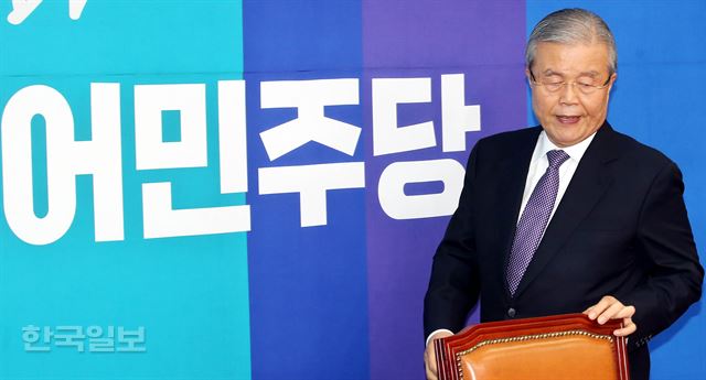 김종인 더불어민주당 비상대책위원장이 10일 오전 서울 여의도 국회에서 열린 기자간담회장에 들어서고 있다. 배우한기자 bwh3140@hankookilbo.com