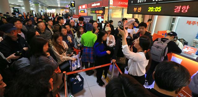 [PYH2016021114640005600] <YONHAP PHOTO-2939> 제주공항 난기류·강풍 경보…항공기 결항·지연 속출 (제주=연합뉴스) 박지호 기자 = 11일 오후 제주공항에 난기류가 발생하면서 항공기 결항과 회항, 지연 운항이 속출하자 승객들이 항공사 카운터에서 대체 항공편을 문의하고 있다. 2016.2.11 jihopark@yna.co.kr/2016-02-11 21:58:30/<저작권자 ⓒ 1980-2016 ㈜연합뉴스. 무단