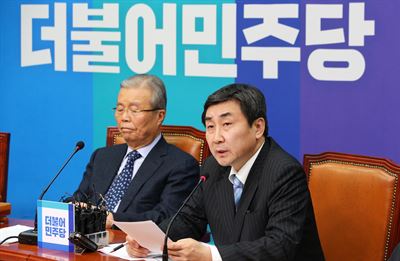 이종걸 더불어민주당 원내대표가 12일 서울 여의도 국회에서 열린 비상대책위원회-선거대책위원회 연석회의에서 모두발언을 하고 있다. 뉴스1