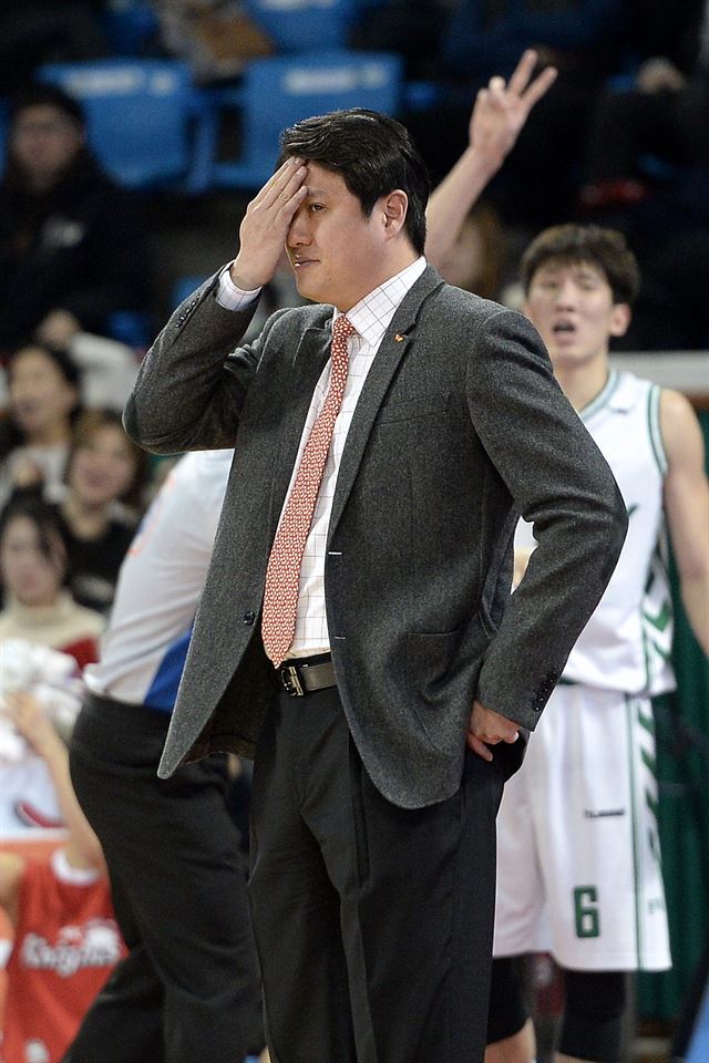 네 시즌 만에 플레이오프에 초대받지 못한 문경은 SK 감독. KBL 제공