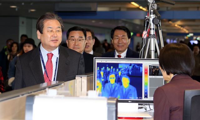 김무성(맨 왼쪽) 새누리당 대표가 12일 인천국제공항에서 열린 공항 안전 및 방역 대책 당정 협의회를 마친 후 입국자 검역소 등 현장을 둘러보고 있다. 인천=연합뉴스