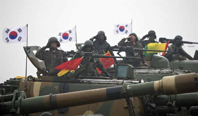 12일 경기 여주 양촌리훈련장에서 열린 '육군 기계화부대 전투장비 기동훈련'에서 육군 20사단 전차 및 장갑차들이 기동을 하고 있다. 배우한기자