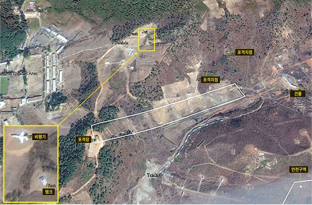 북한 평북 영변군 구산리에 들어선 대규모 군사훈련 시설이 지난해 11월 미국 상업위성에 촬영돼 12일 공개됐다. 미 존스홉킨스대 한미연구소의 커티스 멜빈 연구원은 3개 구역으로 구성된 훈련시설이 김정은 정권에서 건설된 최대 규모라고 자유아시아방송(RFA)에 말했다. 서울 일부 지역을 본떠 만든 것으로 추정되는 훈련시설은 북한이 재래식 군사력 증강에 나선 증거로 파악되고 있다. RFA홈페이지 캡처