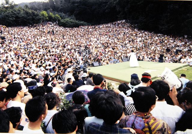 1980년대 공옥진은 대학가 축제 단골 초청 손님일 정도로 인기를 모았다. 사진은 1993년 서울 서초동 예술의전당에서 열린 공연에 구름처럼 모인 관중들. 한국일보 자료사진