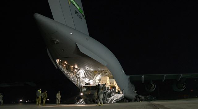 지난 8일 미 텍사스에서 C-17 수송기를 이용해 오산공군 기지로 옮겨진 패트리엇 시스템을 미군 관계자들이 하역하는 모습. 주한미군사령부 제공