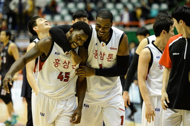 프로농구 안양 KGC인삼공사의 마리오 리틀(왼쪽)이 14일 부산 사직체육관에서 열린 부산 KT전에서 역전 결승 버저비터를 성공한 뒤 동료들의 축하를 받고 있다. KBL 제공