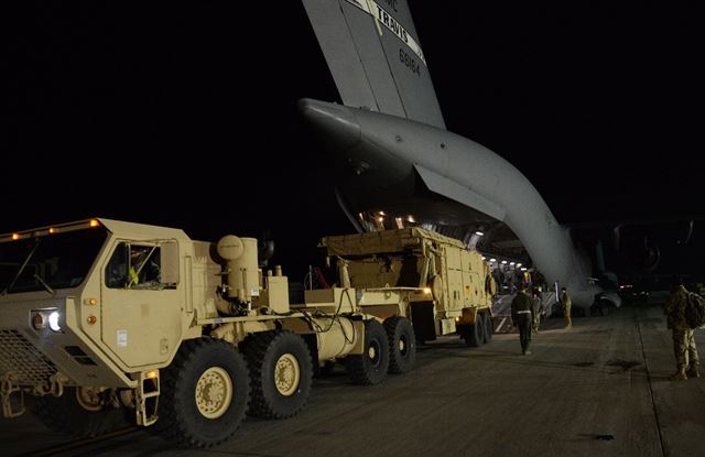 지난 8일 미 텍사스에서 C-17 수송기를 이용해 오산공군 기지로 옮겨진 패트리엇 시스템을 미군 관계자들이 하역하는 모습. 주한미군사령부 제공