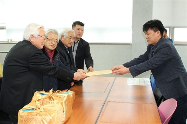 서장원 경기 포천시장 주민소환운동본부 관계자들이 지난 13일 포천시선거관리위원회에 서 시장에 대한 주민소환투표 청구서를 접수하고 서명부를 전달하고 있다. 포천시장 주민소환 운동본부 제공