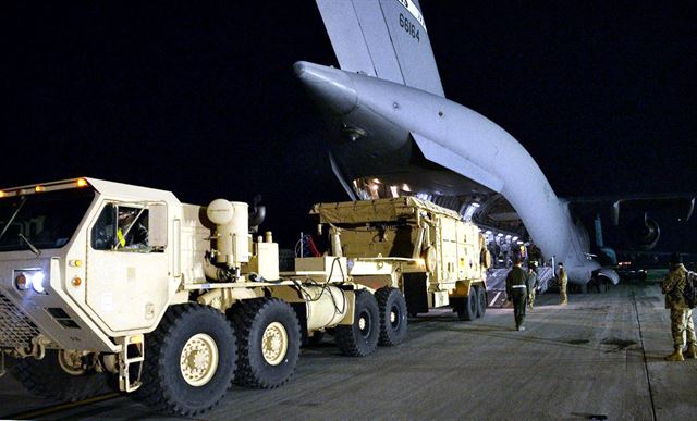 미군이 지난 8일 미국 텍사스에서 C-17 수송기로 가져온 패트리엇(PAC-3) 미사일 시스템을 오산 공군기지에 하역하고 있다. 주한미군사령부는 13일 북한의 미사일 위험에 대비해 본토의 패트리엇 미사일 부대를 한국에 추가 배치했다고 밝혔다. 주한미군사령부 제공