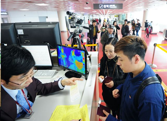 지난 11일 방역당국이 제주국제공항에서 제주도에 입국하는 중국인 관광객을 대상으로 지카 바이러스 발열 검사를 하고 있다. 뉴스1