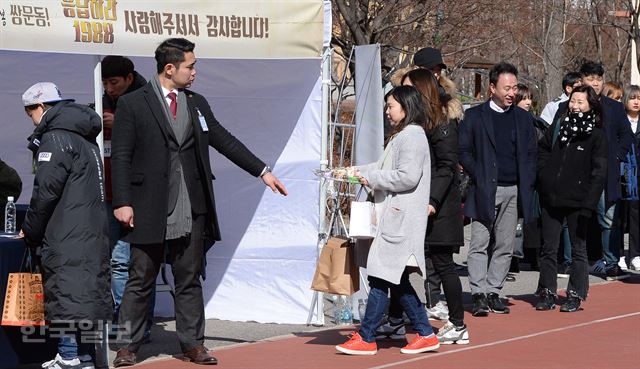 15일 오후 쌍문동 정의여고에서 열린 '응답하라 1988' 팬 사인회에서 첫 번째 팬이 사인을 받으러 입장하고 있다. 이정현 인턴기자