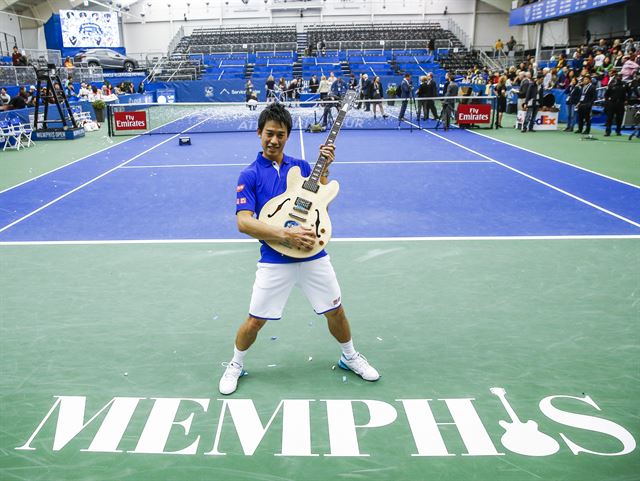 14일(현지시간) 미 테네시주 멤피스에서 열린 남자프로테니스(ATP) 투어 멤피스 오픈 단식에서 우승한 일본의 케이 니시코리가 기타 트로피를 들고 포즈를 취하고 있다. 멤피스=EPA 연합뉴스