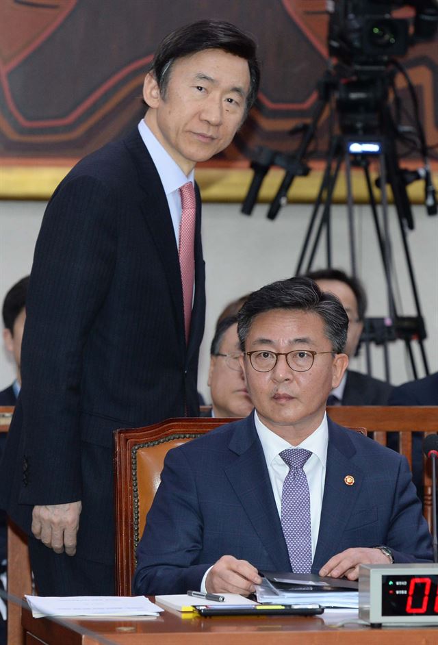 15일 국회에서 열린 외통위에 홍용표 통일장관, 윤병세 외교장관이 참석하고 있다. 오대근기자 inliner@hankookilbo.com