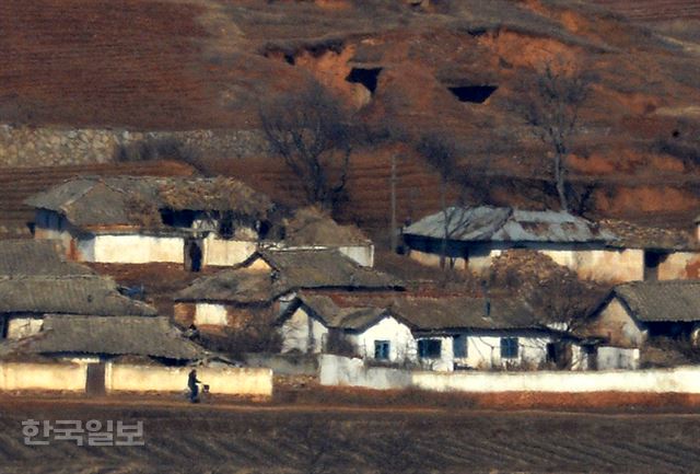 [저작권 한국일보] 15일 오후 경기도 강화군 평화전망대 에서 바라본 북한 황해북도 개풍군 일대 마을이 평온한 모습을 보이고 있다. 마을 뒤로 포진지가 보인다. 신상순 선임기자ssshin@hankookilbo.com /2016-02-15(한국일보) /2016-02-15(한국일보) /2016-02-15(한국일보)