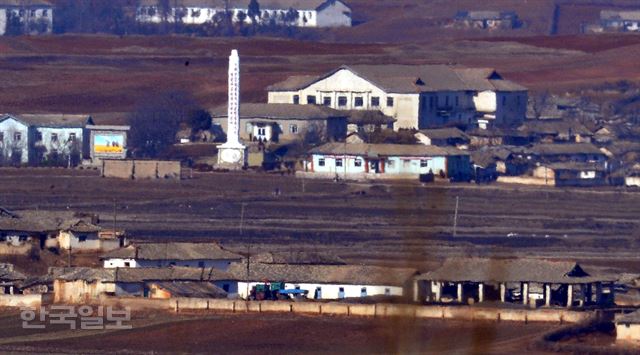 [저작권 한국일보] 15일 오후 경기도 강화군 평화전망대 에서 바라본 북한 황해북도 개풍군 율동리 김일성탑 일대 마을이 평온한 모습을 보이고 있다. 신상순 선임기자ssshin@hankookilbo.com /2016-02-15(한국일보) /2016-02-15(한국일보)