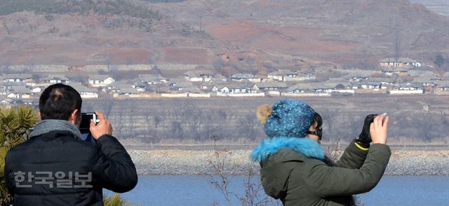 15일 오후 경기도 강화군 평화전망대 에서 관광객들이 코앞에 보이는 북한 황해북도 개풍군 삼달리 일대 마을을 휴대폰으로 사진을 찍고 있다. 신상순 선임기자ssshin@hankookilbo.com /2016-02-15(한국일보)