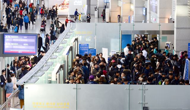 9일 인천국제공항 출국장이 외국인 관광객과 해외 여행객들로 붐비고 있다. 뉴시스