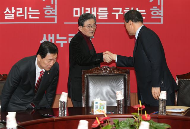 이한구(가운데) 새누리당 공천관리위원회 위원장이 15일 서울 여의도 새누리당 당사에서 열린 공관위 회의에 앞서 공관위원들과 인사를 하고 있다. 연합뉴스