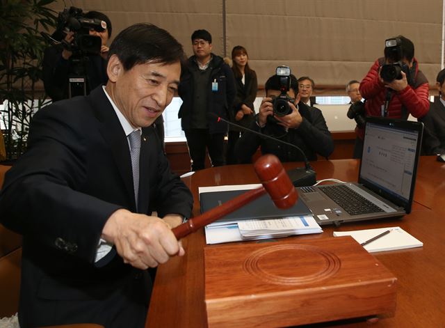 이주열 한국은행 총재가 16일 서울 중구 한국은행 본관에서 열린 금융통화위원회에서 의사봉을 두드리고 있다. 기준금리는 지난해 6월 연 1.75%에서 1.50%로 떨어진 뒤 올해 2월까지 8개월째 동결됐다. 연합뉴스