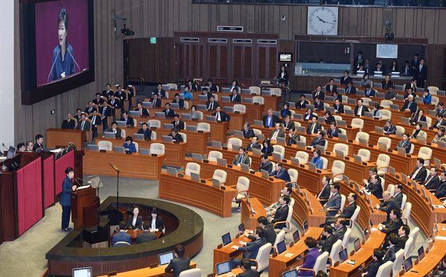 박근혜 대통령이 16일 서울 여의도 국회에서 '국정에 관한 연설'을 하고 있다 / 홍인기기자 hongik@hankookilbo.com