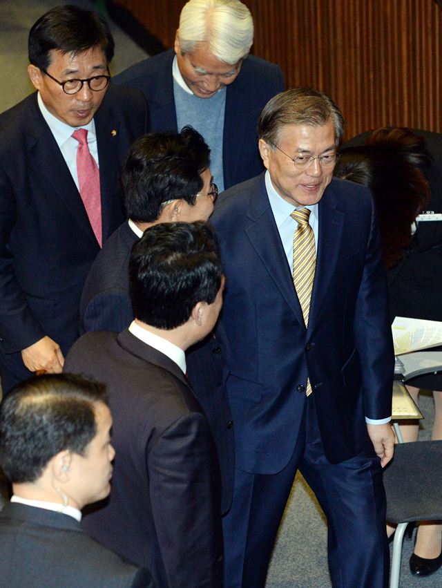 박근혜 대통령이 16일 오전 국회 본회의에서 북한의 4차 핵실험 및 장거리 미사일 발사로 인한 안보위기 등과 관련해 '국정에 관한 국회 연설'을 마치자 더불어민주당 문재인 전 대표가 본회의장을 나가고 있다. 오대근기자 inliner@hankookilbo.com / 박근혜 대통령이 16일 오전 국회에서 북한의 4차 핵실험과 장거리 미사일 발사 등 국정과 관련한 연설을 마치고 본회의장을 나서고 있다. 앞줄 왼쪽부터 새누리당 김무성대표, 조원진 원내수석부대표, 박 대통령, 홍지만 의원, 원유철 원내대표. 오대근기자 inliner@hankookilbo.com