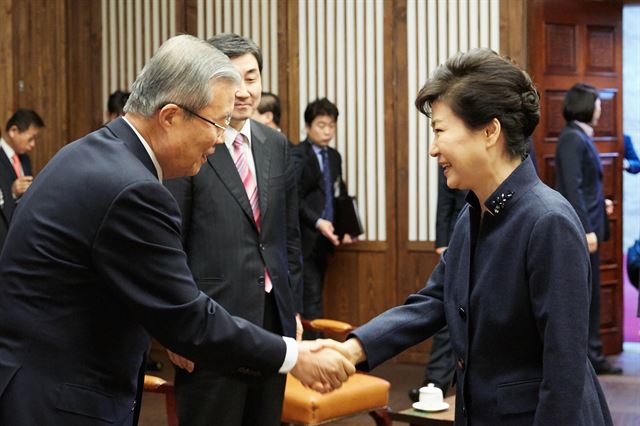 박근혜 대통령이 16일 오전 국회 본회의에 앞서 국회의장 접견실에서 열린 여야 지도부 면담에서 더불어민주당 김종인 대표와 악수하고 있다. 청와대 제공