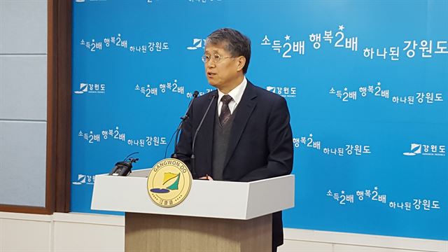 김동수 동해안권경제자유구역청(EFEZ)장은 16일 강원도청을 찾아 ‘구정지구 지구지정 해제’와 관련 “저유가와 비철금속 산업 침체 등으로 투자유치 환경이 변화한 만큼, 경쟁력 있는 지구를 위주로 한 선택과 집중으로 전략을 수정하겠다”고 말했다. 연합뉴스