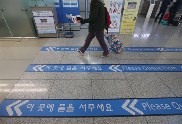 9일 인천국제공항 출국장에 보안 검색을 기다리는 관광객들을 위해 설치된 기다란 안내표시줄이 눈길을 끌고 있다. 연합뉴스