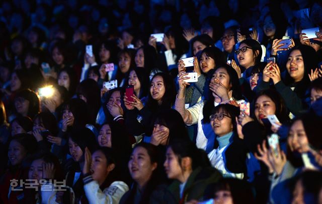 16일 오전 서울 잠실실내체육관에서 열린 숙명여대 2016학년도 입학식·숙명가족환영회에서 신입생들이 공연을 보며 구호를 외치고 있다. 서재훈기자