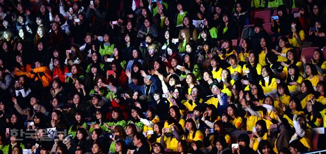 16일 오전 서울 잠실실내체육관에서 열린 숙명여대 2016학년도 입학식·숙명가족환영회에서 신입생들이 공연을 보며 구호를 외치고 있다. 서재훈기자