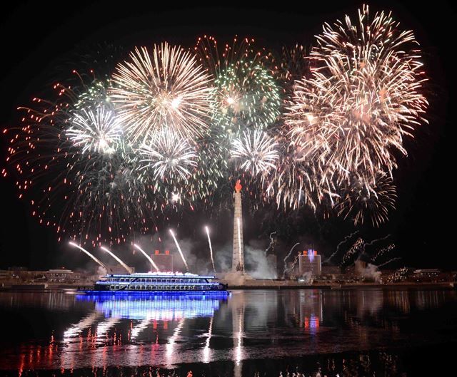 김정일 국방위원장의 생일인 '광명성절'을 맞아 16일 북한 평양에서 축포를 발사했다고 17일 조선중앙통신이 보도했다. 평양=조선중앙통신 연합뉴스