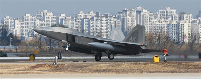 미국의 전략무기 F-22 전투기(랩터)가 한반도를 전개하며 대북 군사적 압박 수위가 한층 높아졌다. F-22 전투기 편대가 17일 경기도 평택 주한미군 오산공군기지에 착륙하고 있다. 스텔스 능력을 보유한 F-22 전투기는 정밀 유도폭탄과 핵무기를 탑재할 수 있어 현존 세계 최강의 전투기라 불린다. 사진공동취재단