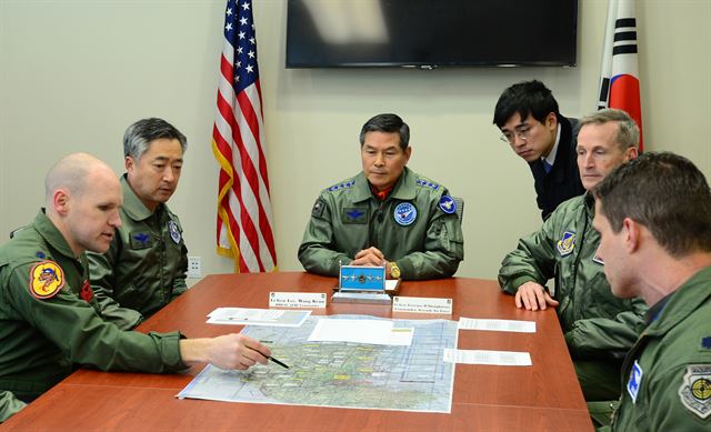 17일 경기 평택시 오산 미공군기지에 미국 전략자산인 F-22랩터 스텔스 전폭기가 전개한 가운데 기지운항실에서 일본 오키나와에서 전개한 미공군조종사가 정경두(가운데)공군참모총장과 이왕근공군작전사령관, 오셔너시 미 7공군사령관 등 참석자들에게 작전상황을 설명하고 있다. / 사진공동취재단