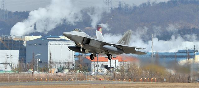 미국의 전략무기 F-22 전투기(랩터)가 한반도를 전개하며 대북 군사적 압박 수위가 한층 높아졌다. F-22 전투기 편대가 17일 경기도 평택 주한미군 오산공군기지에 착륙하고 있다. 스텔스 능력을 보유한 F-22 전투기는 정밀 유도폭탄과 핵무기를 탑재할 수 있어 현존 세계 최강의 전투기라 불린다. 사진공동취재단