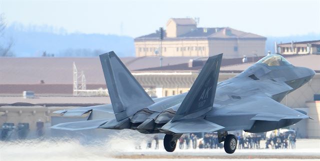 미군의 전략무기인 F-22 랩터 스텔스 전투기가 17일 경기도 평택시 오산공군기지로 착륙하고 있다. 적의 레이더망에 거의 잡히지 않은 채 침투할 수 있는 스텔스 기능을 갖춘 F-22의 최대 속력은 마하 2.5 이상이고 작전 반경은 2000㎞를 넘는다. 2016.2.17/뉴스1