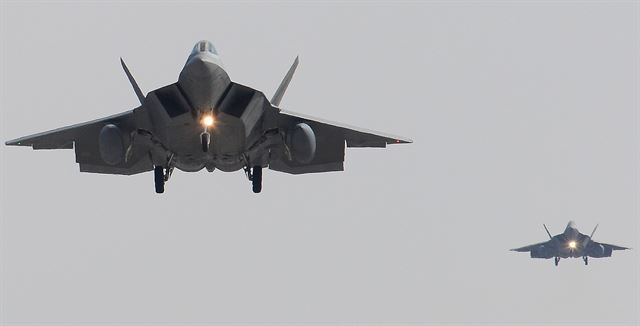 미군의 전략무기인 F-22 랩터 스텔스 전투기가 17일 경기도 평택시 오산공군기지 상공을 날고 있다.적의 레이더망에 거의 잡히지 않은 채 침투할 수 있는 스텔스 기능을 갖춘 F-22의 최대 속력은 마하 2.5 이상이고 작전 반경은 2000㎞를 넘는다. 2016.2.17/뉴스1