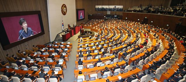 /박근혜 대통령이 16일 국회에서 북한의 4차 핵실험 및 장거리 미사일 발사로 인한 안보위기 등에 대한 연설을 하고 있다. 오대근기자 inliner@hankookilbo.com