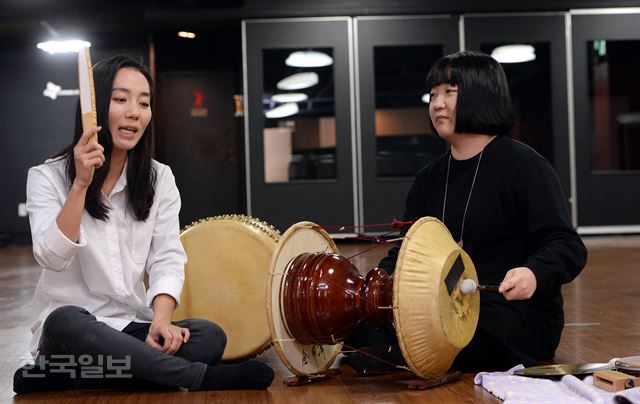 김애란 소설 '노크하지 않은 집'으로 창작판소리 만드는 이승희(왼쪽)와 이향하. '다른 장구보다 말 소리를 덜 잡아먹어서' 이번 공연에 동해안 별신굿에 쓰는 작은 장구를 쓴다. 배우한기자 bwh3140@hankookilbo.com