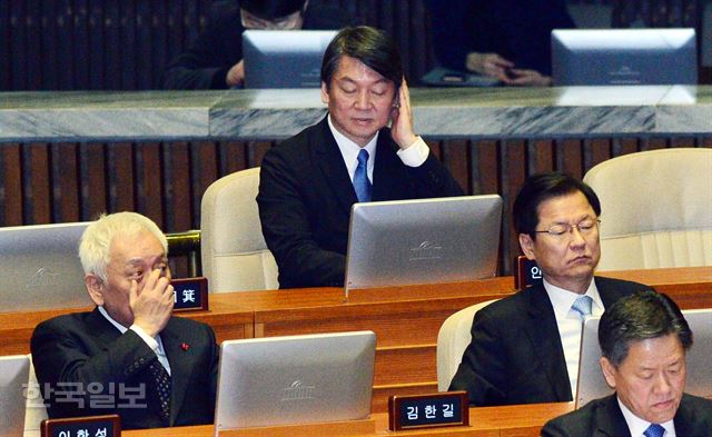 17일 국회 본회의장에서 국민의당 안철수, 천정배 공동대표와 김한길 상임선대위원장이 3각의 형태로 자리해 굳은 표정으로 이종걸 더불어민주당 원내대표의 교섭단체 대표연설을 듣고 있다.오대근기자 inliner@hankookilbo.com