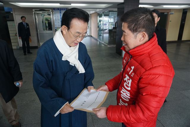 정종복(오른쪽) 예비후보가 최근 김관용도지사를 방문, 동해안발전본부 포항이전에 대해 유감을 표하고 있다