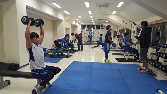 16일 일본 오키나와 온나손 아카마 볼 파크 실내 연습장에서 삼성 선수들이 웨이트 훈련에 여념이 없다.