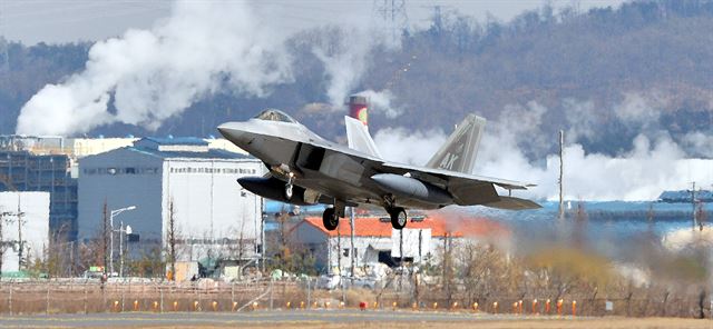 미국의 전략무기 F-22 전투기(랩터)가 한반도를 전개하며 대북 군사적 압박 수위가 한층 높아졌다. F-22 전투기 편대가 17일 경기도 평택 주한미군 오산공군기지에 착륙하고 있다. 스텔스 능력을 보유한 F-22 전투기는 정밀 유도폭탄과 핵무기를 탑재할 수 있어 현존 세계 최강의 전투기라 불린다. 사진공동취재단